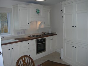Fridge, microwave, oven, stovetop - 45 Templemoyle Farm Cottages (Derry)