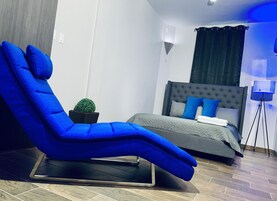 Flat-screen TV, Netflix, iPod dock, MP3 dock