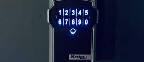 Teclado de una cerradura Master Lock con pantalla digital.