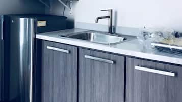 Appartamento Premium, 1 letto queen, non fumatori | Angolo cottura privato | Frigorifero, microonde, piano cottura, macchina per tè/caffè