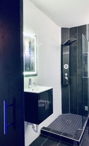 Premium Apartment, 1 Queen Bed, Non Smoking | Bathroom | Shower, rainfall showerhead, free toiletries, hair dryer - Modern Suite - Pasavento Building (Aguadilla)