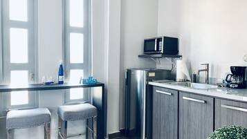 Premium Apartment, 1 Queen Bed, Non Smoking | Private kitchen | Fridge, microwave, stovetop, coffee/tea maker