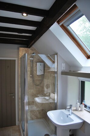 Bathtub, hair dryer, towels, toilet paper - Old Millers Cottage, Dovedale, Derbyshire / Staffordshire borders (Milldale)