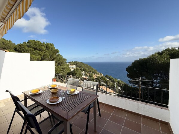 Outdoor dining - Holiday rental apartment with swimming pool in Begur, Sa Tuna (Begur)