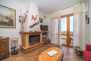 Smart TV, chimenea, libros, estéreo