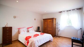 3 habitaciones, tabla de planchar con plancha y cuna de viaje