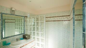 Baignoire, sèche-cheveux, serviettes fournies, savon