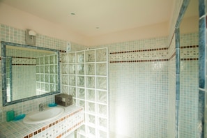 Baignoire, sĂšche-cheveux, serviettes fournies, savon