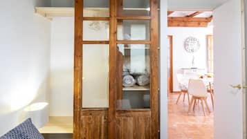 1 slaapkamer, een strijkplank/strijkijzer, internet, beddengoed