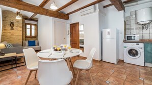 Una cucina moderna con lavatrice, forno a microonde e lavello.