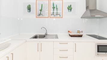 Réfrigérateur, micro-ondes, plaque de cuisson, cafetiÚre/bouilloire