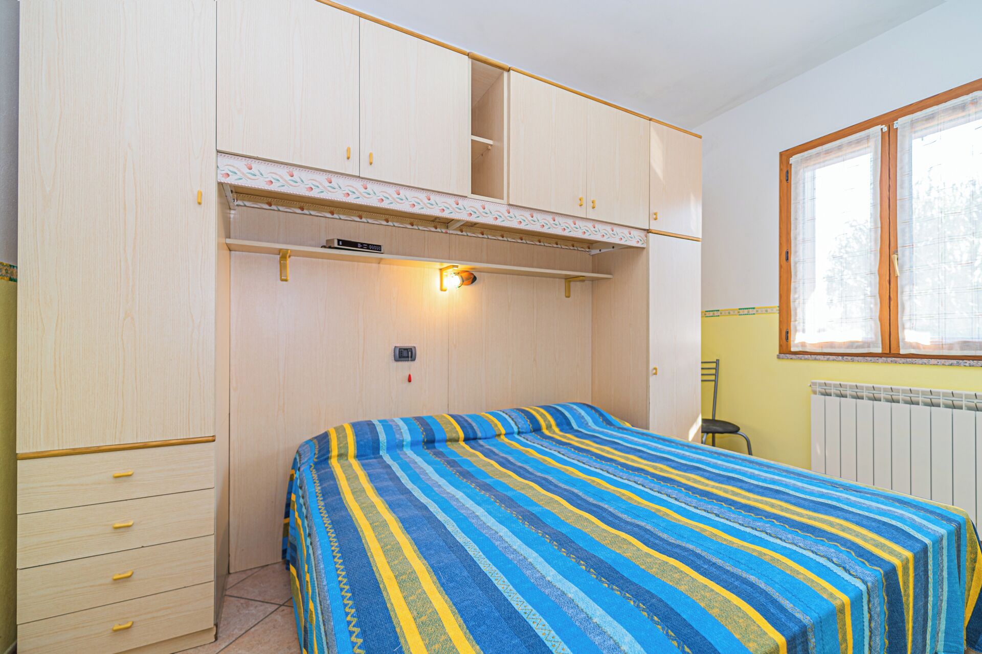 1 habitación, tabla de planchar con plancha y cuna de viaje 