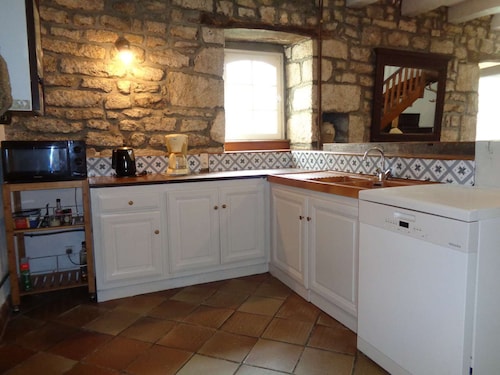 Plobannalec Lesconil: Big vanha kivitalo