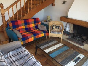 Fernseher, Kamin, Bücher