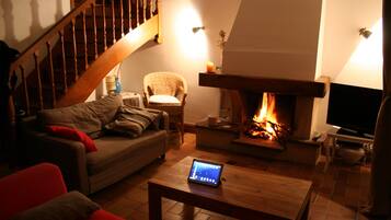 Télévision, cheminée, livres