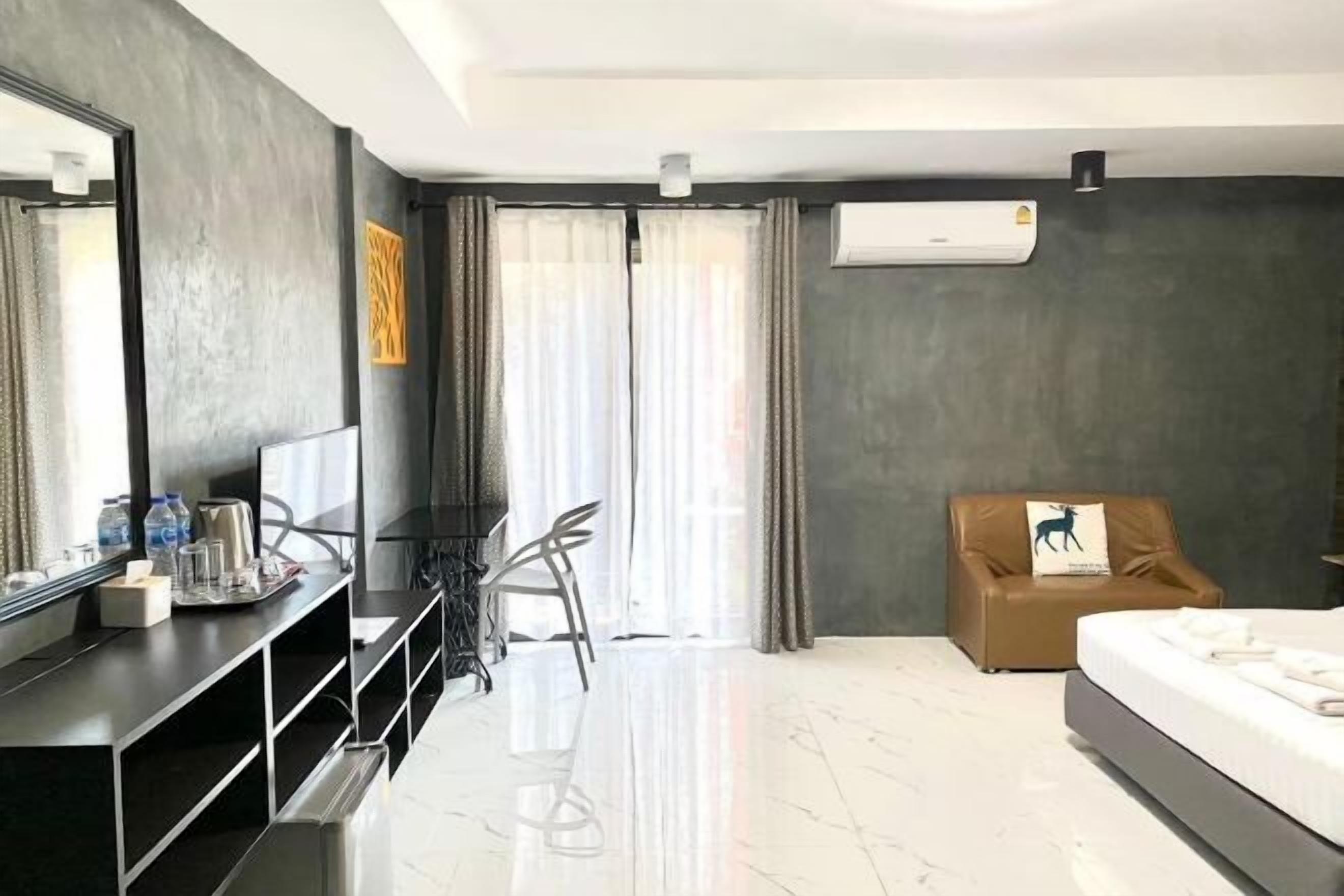 Hypo-allergenic bedding, desk, free WiFi, bed sheets