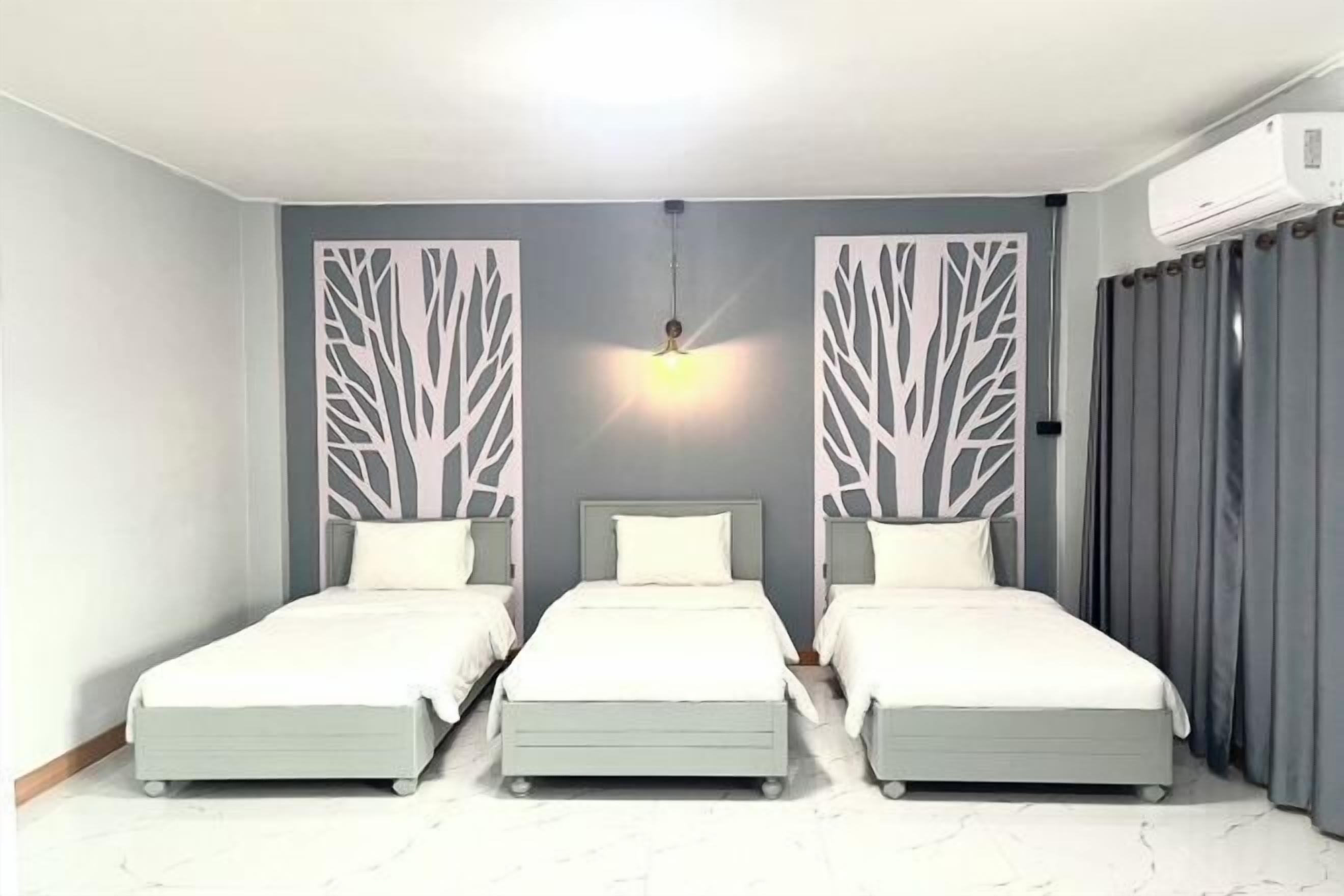 Hypo-allergenic bedding, desk, free WiFi, bed sheets