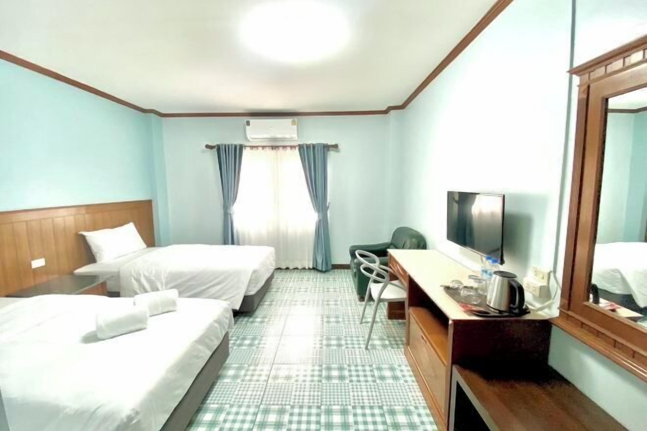 Hypo-allergenic bedding, desk, free WiFi, bed sheets