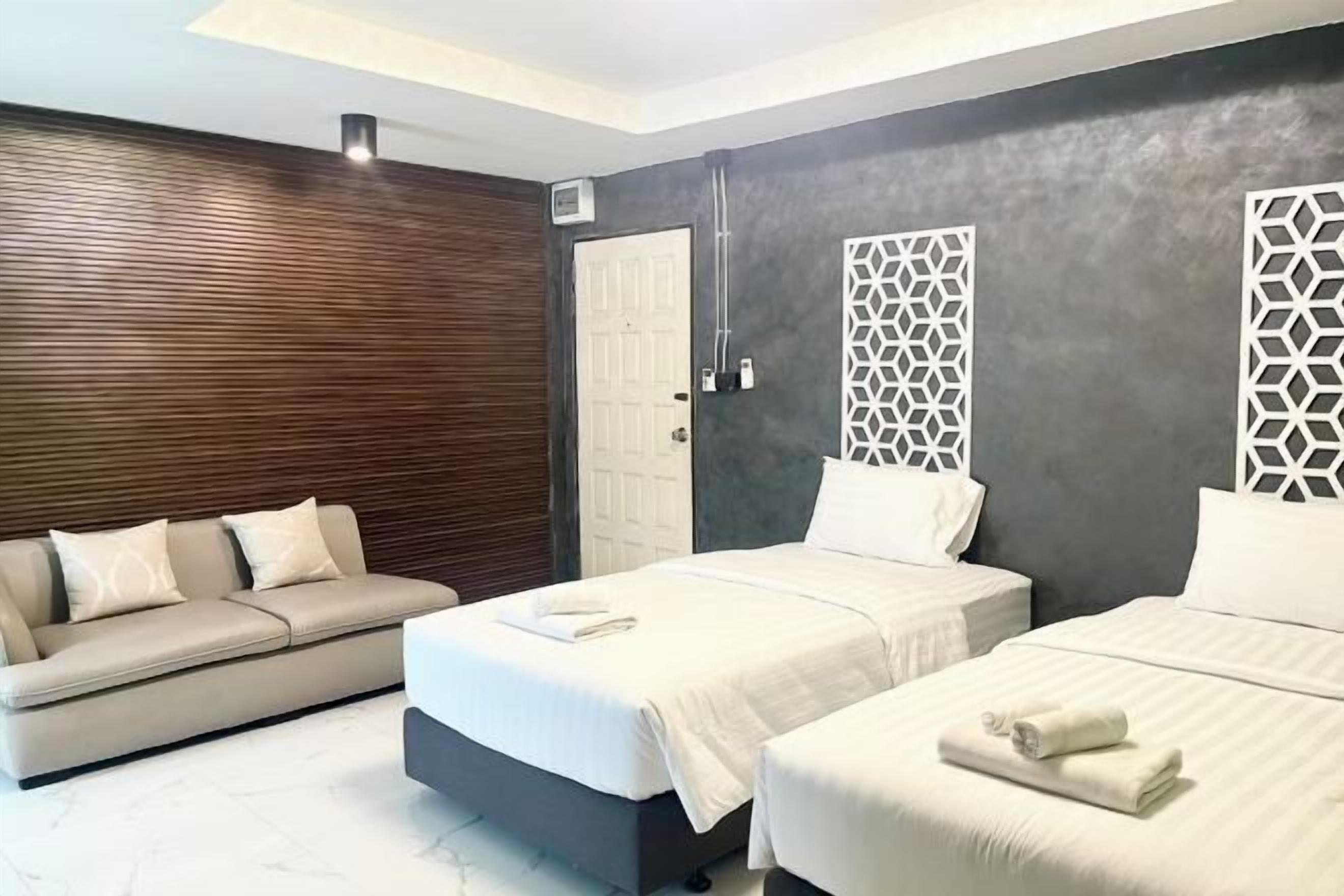 Hypo-allergenic bedding, desk, free WiFi, bed sheets