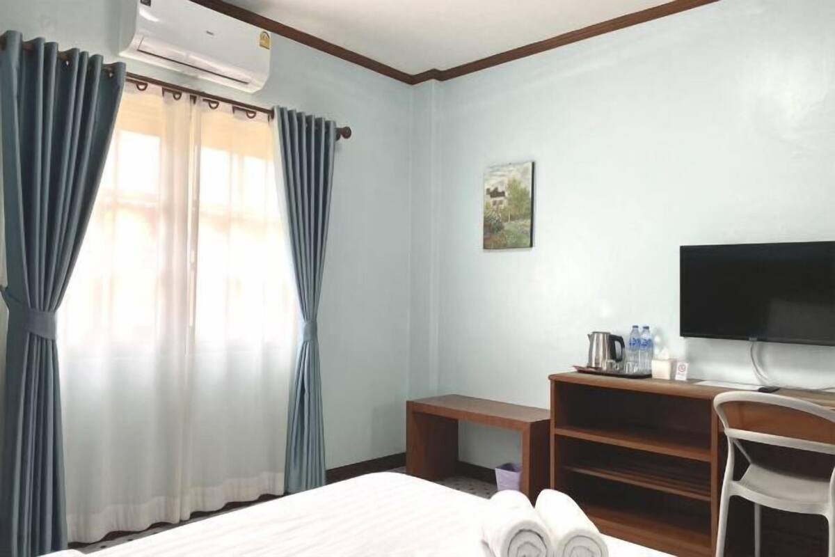 Hypo-allergenic bedding, desk, free WiFi, bed sheets