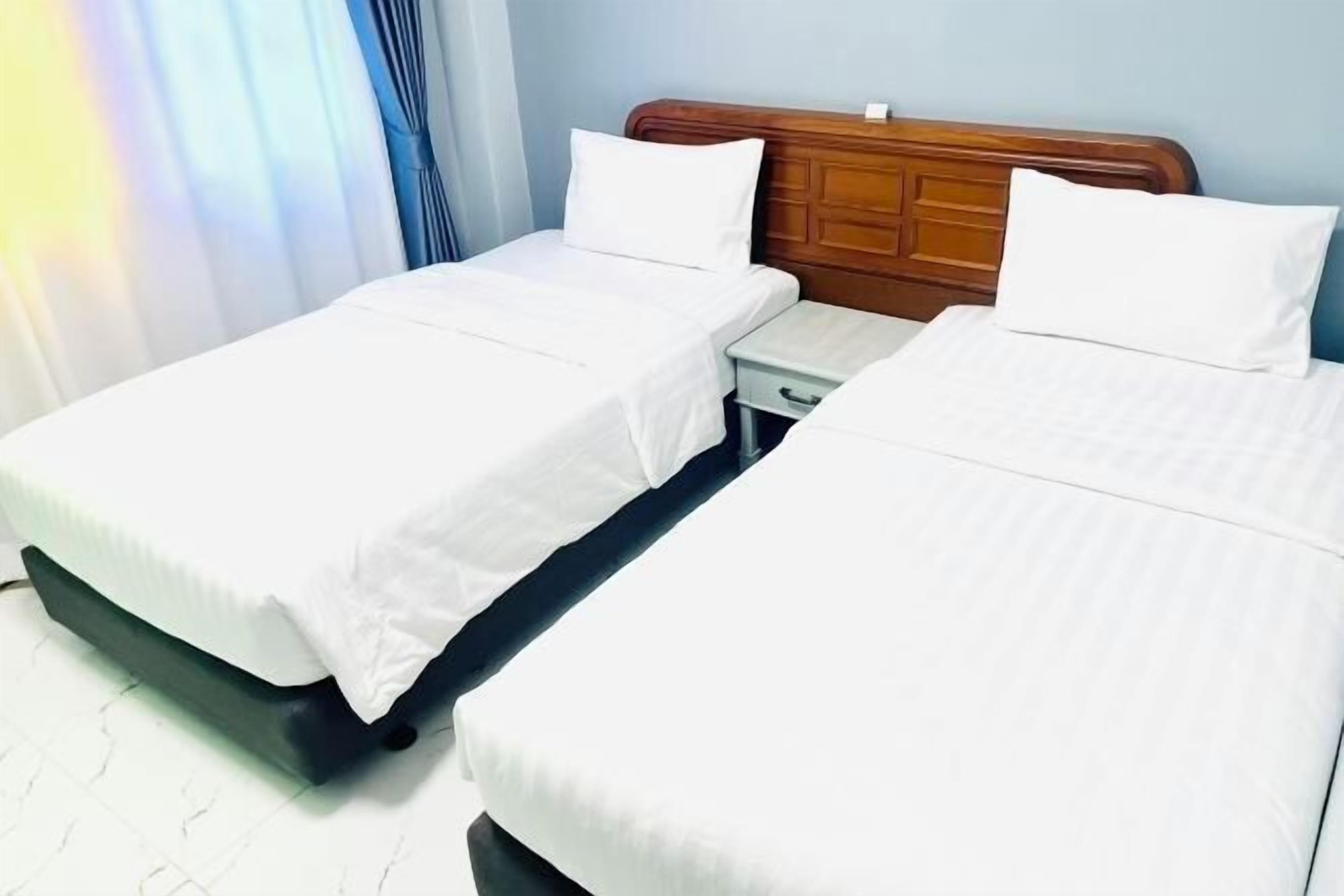 Hypo-allergenic bedding, desk, free WiFi, bed sheets