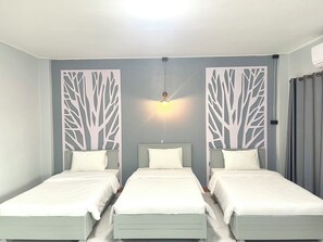 Familien-Dreibettzimmer | Allergikerbettwaren, Schreibtisch, kostenloses WLAN, Bettwäsche