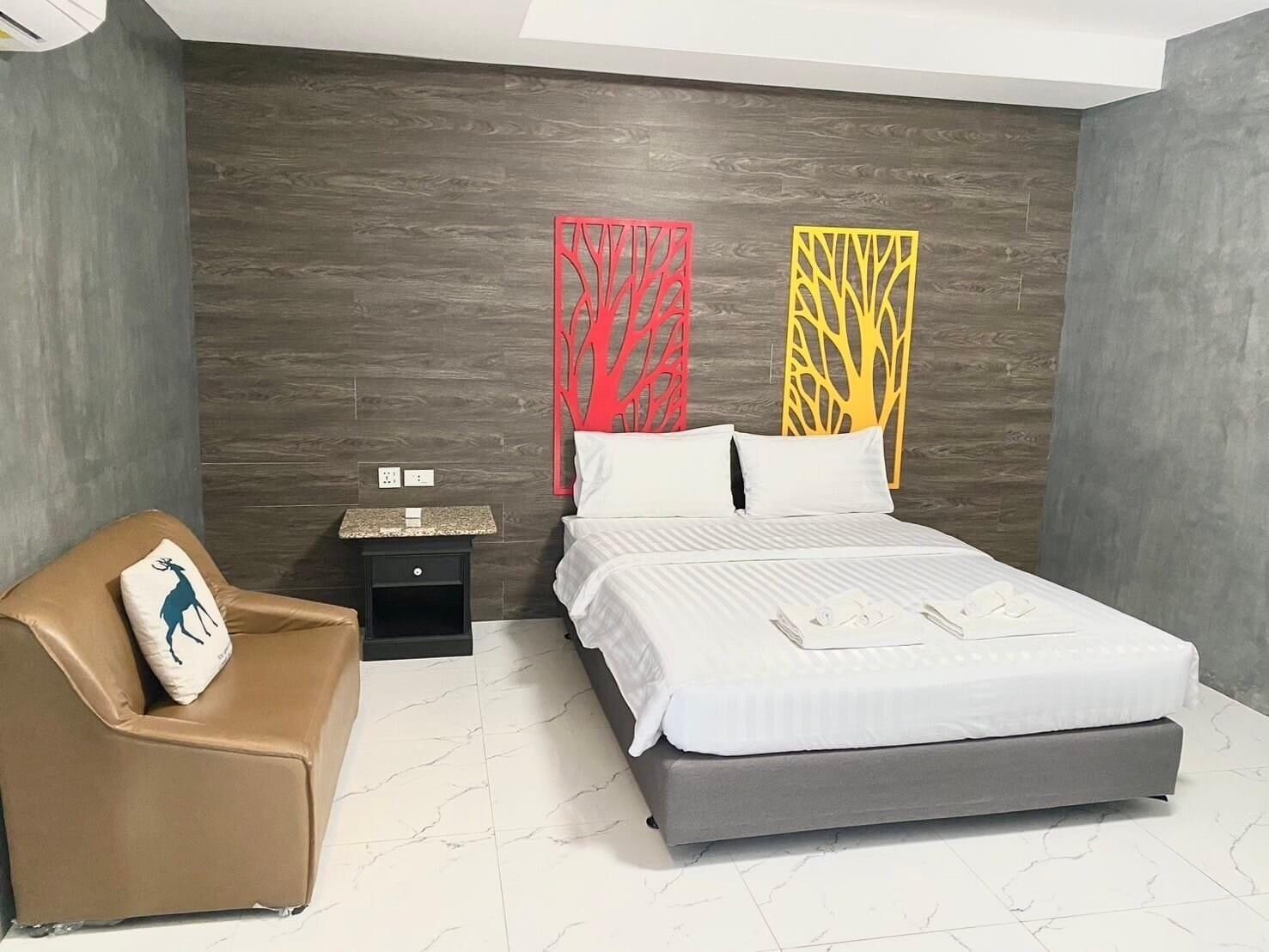 Hypo-allergenic bedding, desk, free WiFi, bed sheets