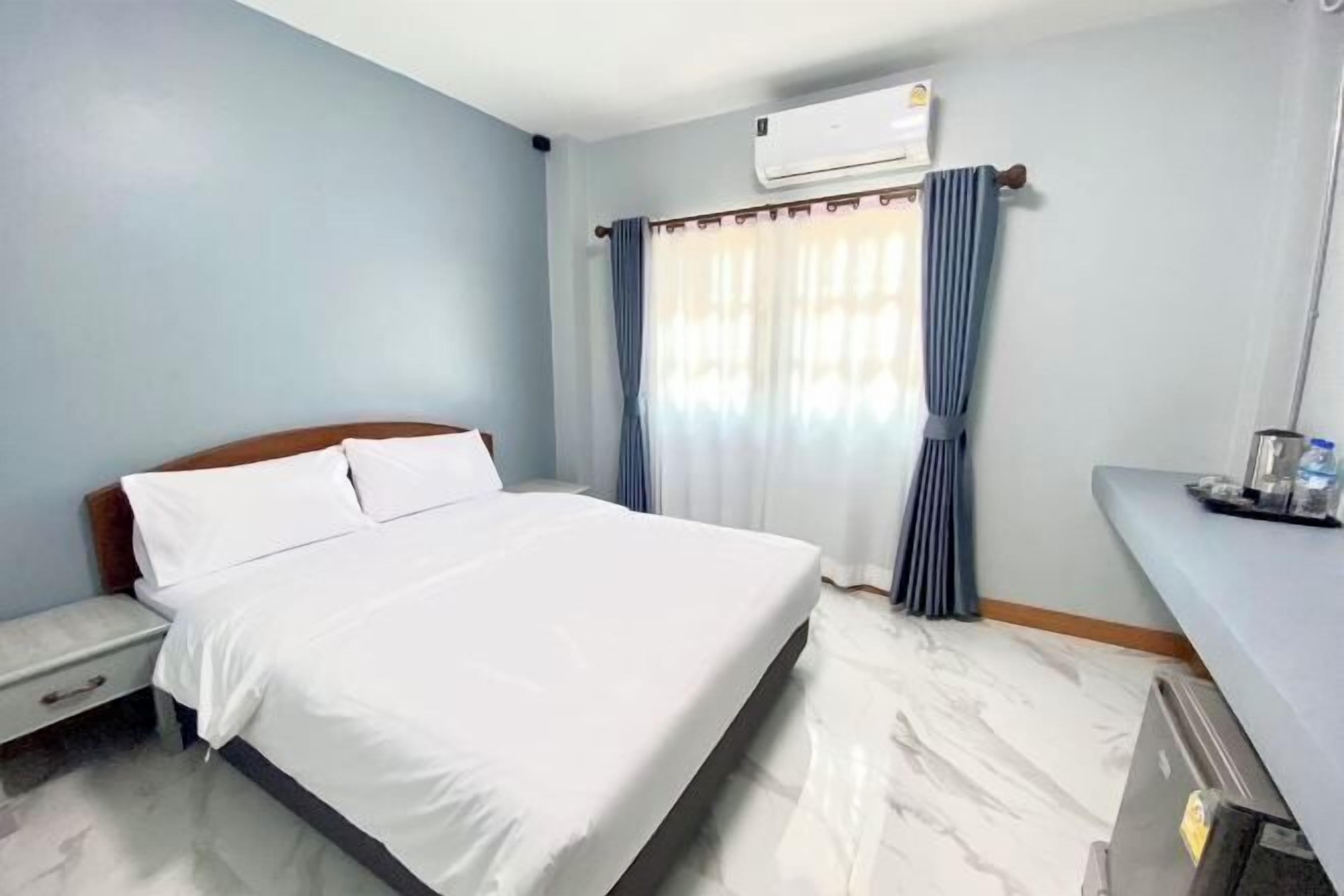 Hypo-allergenic bedding, desk, free WiFi, bed sheets