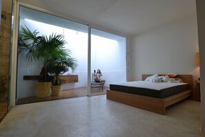 3 habitaciones, escritorio y tabla de planchar con plancha 