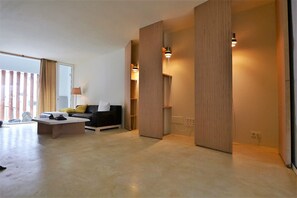 3 bedrooms, desk, iron/ironing board, travel crib