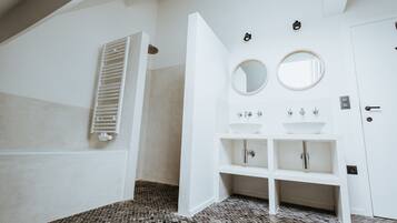 Duschwanne, Haartrockner, Toilettenpapier