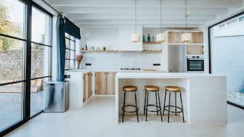 Een koelkast, een microgolfoven, een oven, een kookplaat