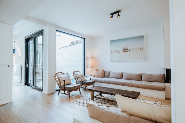 Smart TV, fireplace, DVD player, stereo