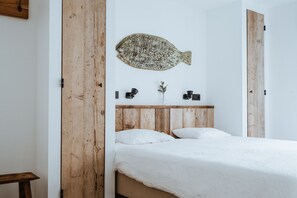 5 bedrooms, desk, soundproofing, iron/ironing board