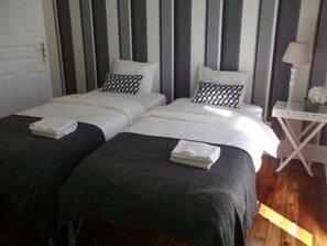 6 bedrooms, iron/ironing board, WiFi, bed sheets