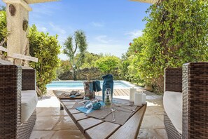 Terrace/patio - Charming house, ZEN atmosphere in the garrigue, Private heated pool & Jacuzzi (Castillon-Du-Gard)