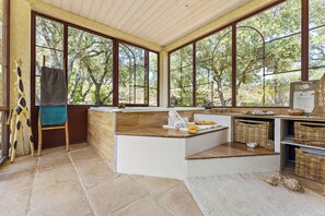 Interior - Charming house, ZEN atmosphere in the garrigue, Private heated pool & Jacuzzi (Castillon-Du-Gard)
