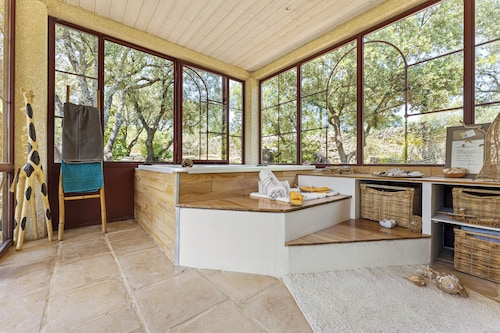 Charming house, ZEN atmosphere in the garrigue, Private heated pool & Jacuzzi