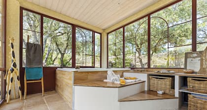 Charming house, ZEN atmosphere in the garrigue, Private heated pool & Jacuzzi