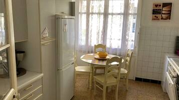 冰箱、微波炉、烤箱、炉灶