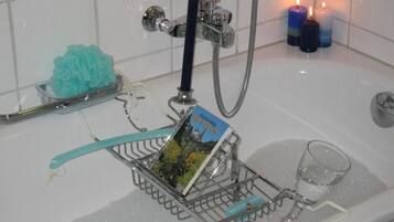 Ensemble douche/baignoire, serviettes fournies