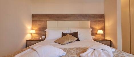 1 habitación, tabla de planchar con plancha, wifi y ropa de cama