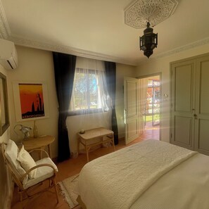 3 bedrooms, desk, iron/ironing board, travel crib