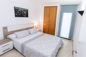 1 camera, ferro/asse da stiro, lenzuola