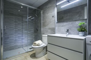 Badewanne, Haartrockner, Handtücher