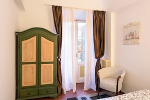 3 bedrooms, in-room safe, iron/ironing board, WiFi