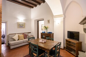 TV, peis, bøker og stereoanlegg