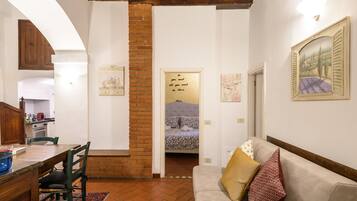 TV, caminetto, libri, impianto stereo