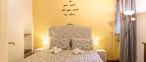 3 عدّة غرف نوم وخزنة داخل الغرفة ومكواة/لوح كي وواي فاي