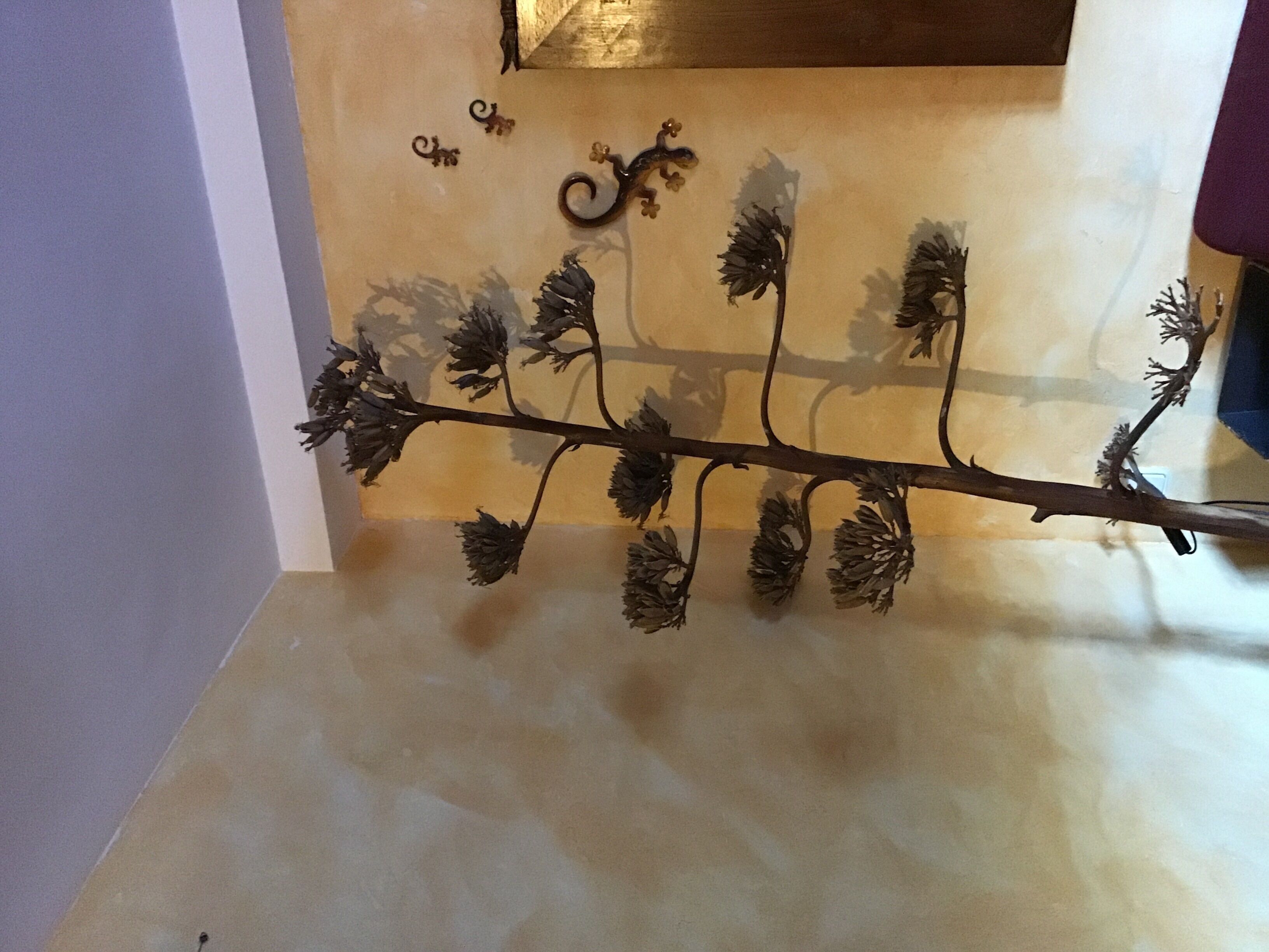 A metal sculpture with branches and leaves.